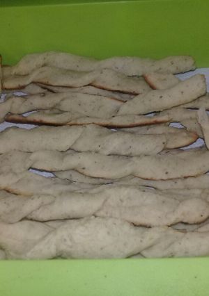 Una foto de Palitos de Queso y orégano de masa con crema de leche Ricos😊!!