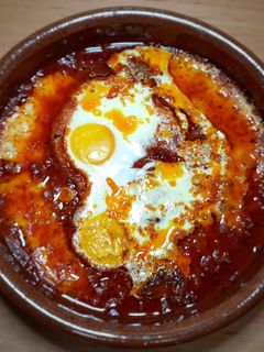 Una foto de Huevos a la cazuela con sobrasada