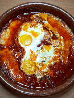 Una foto de Huevos a la cazuela con sobrasada