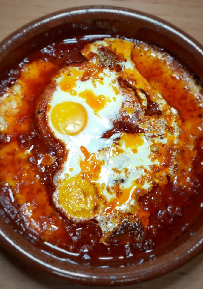 Una foto de Huevos a la cazuela con sobrasada