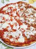 Pizza con lievito madre metà Margherita e metà con tonno