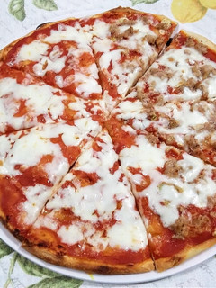 A picture of Pizza con lievito madre metà Margherita e metà con tonno.