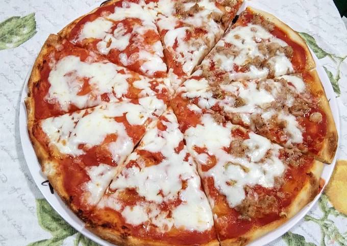 Pizza con lievito madre metà Margherita e metà con tonno