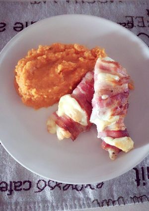 Sajtos, baconos csirkemell, édesburgonya pürével recept fotója