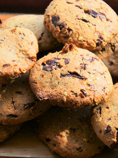 Una foto de Galletas de harina de castaña y chocolate con tahini