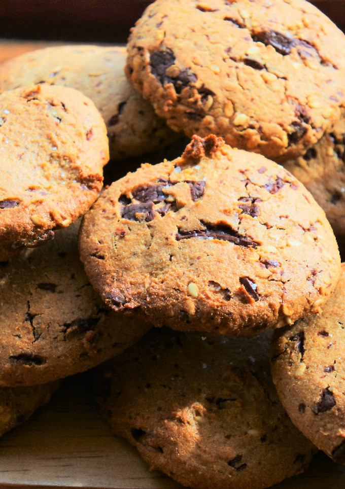 Una foto de Galletas de harina de castaña y chocolate con tahini