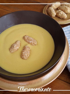 Una foto de Crema reina de ave y quenelles de parmesano con Thermomix