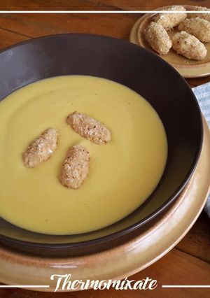 Foto principal de Crema reina de ave y quenelles de parmesano con Thermomix