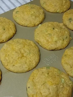 A picture of Cornbread with Spring Onions.