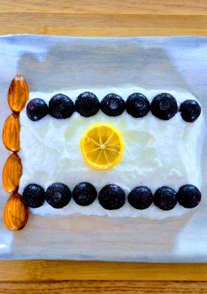 Una foto de Smoothie Bowl Formato Bandera 🇦🇷 de Yogur Natural, Arándanos y Almendras