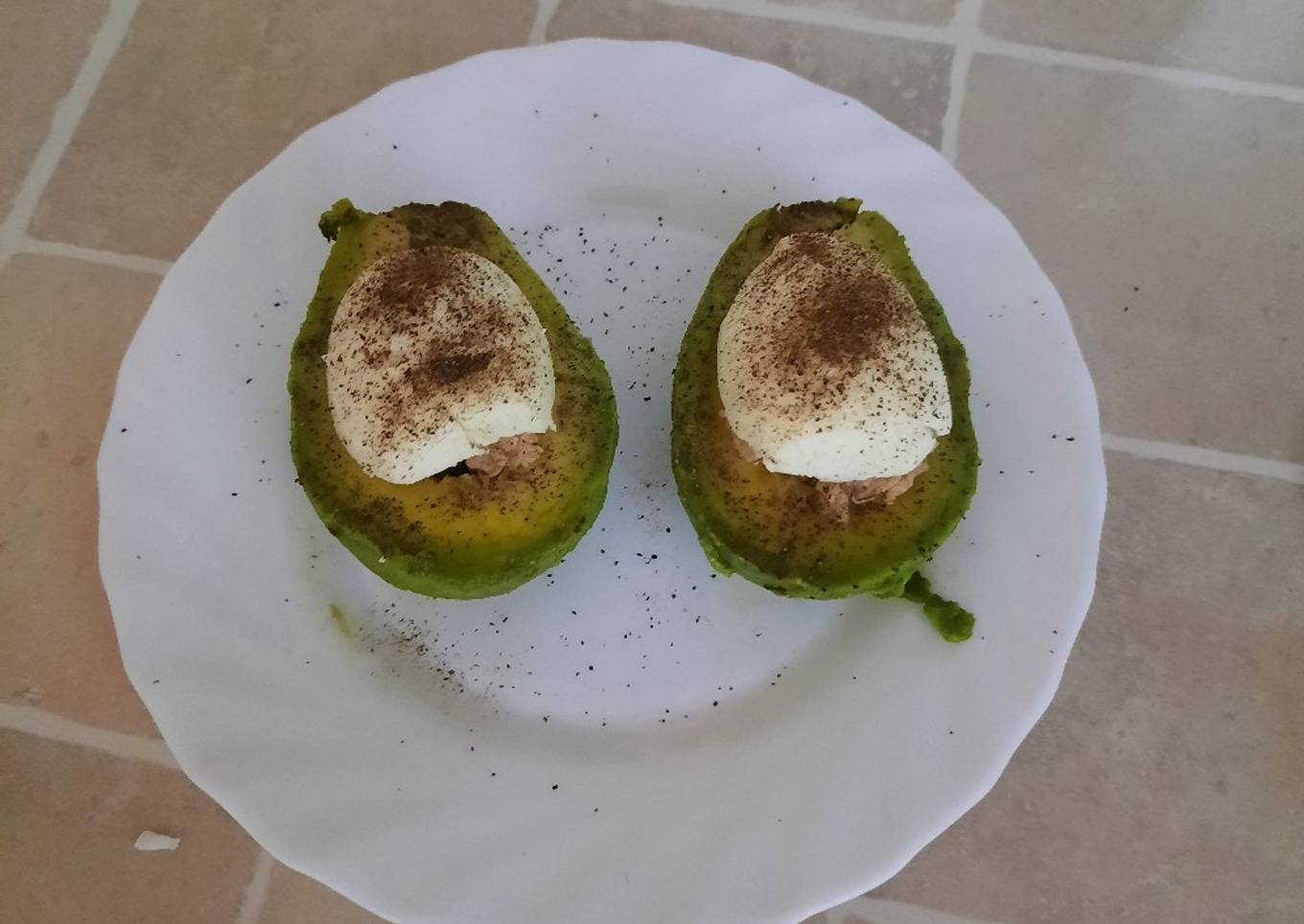 Tapa de aguacate y huevo duro