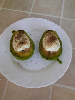 Una foto de Tapa de aguacate y huevo duro