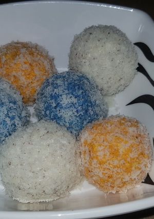 A picture of Coconut laddos.