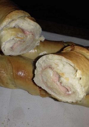 Una foto de Pan relleno de jamón y queso