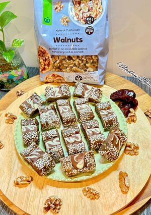 अखरोट खजूर बार्स (Walnut Date Bars) रेसिपी मुख्य फोटो
