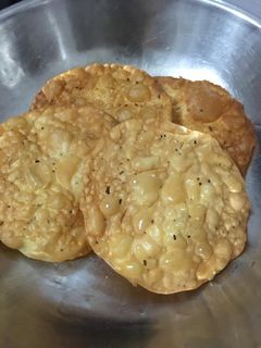 ક્રિસ્પી પકવાન (Crispy Pakwan Recipe In Gujarati) રેસીપી મુખ્ય ફોટો