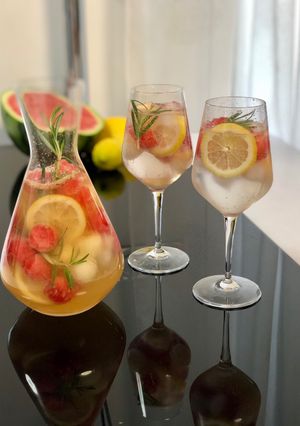 Une photo de Sangria blanche au melon et pastèque