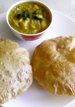 A picture of Wheat poori with potato masala.