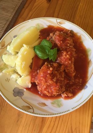 Paradicsomos húsgombóc, főtt burgonyával recept fotója