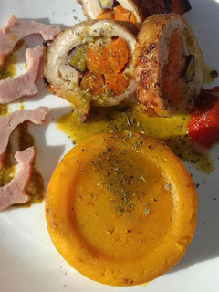 Una foto de Matambre de cerdo al horno con puré de calabaza