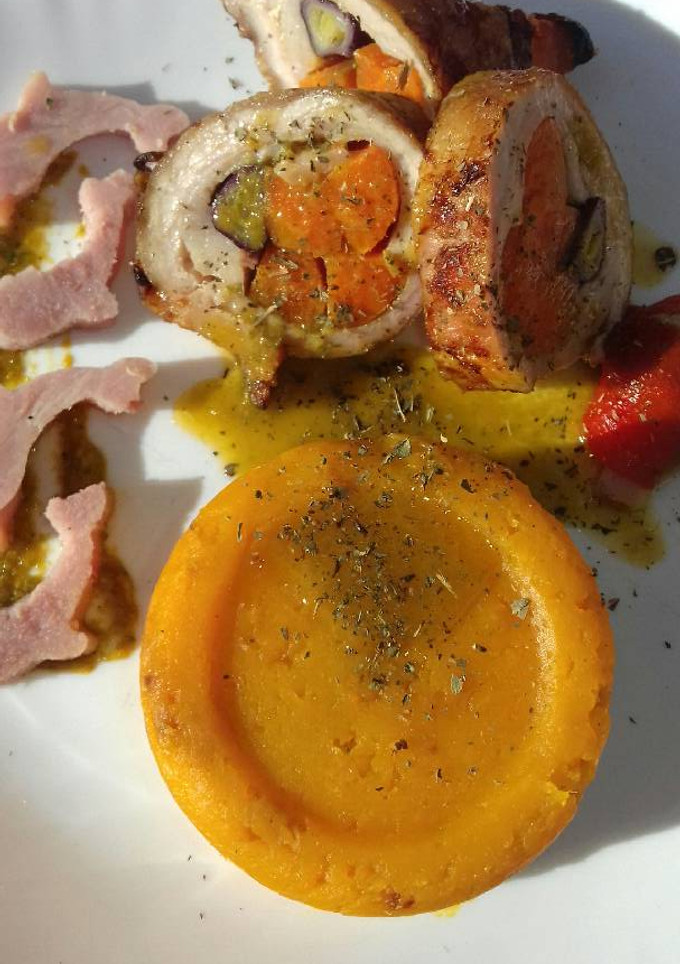 Una foto de Matambre de cerdo al horno con puré de calabaza