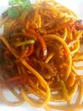 Bucattini con hongos y tomates secos, salteado c/vegetales