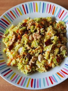 Una foto de Ensalada de col, manzana, zanahoria y pasas