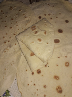 صورة لوصفة خبز التورتيلا منزلي هايل للشاورما والطاكوس وكل السندويشات 🌮🌯