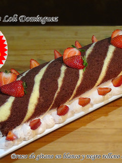 Una foto de Brazo de gitano en blanco y negro relleno de crema de fresas