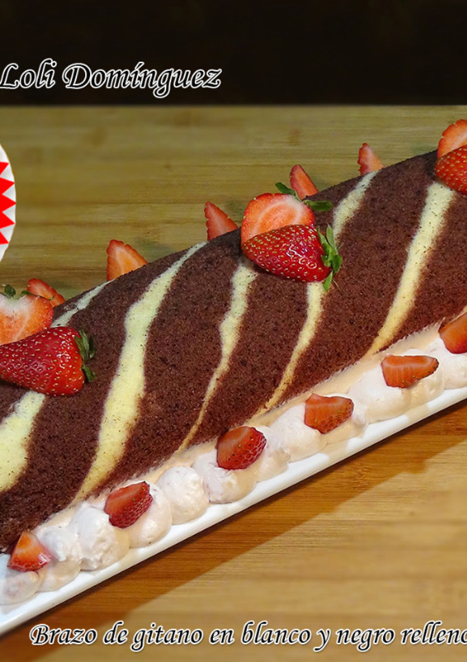 Una foto de Brazo de gitano en blanco y negro relleno de crema de fresas