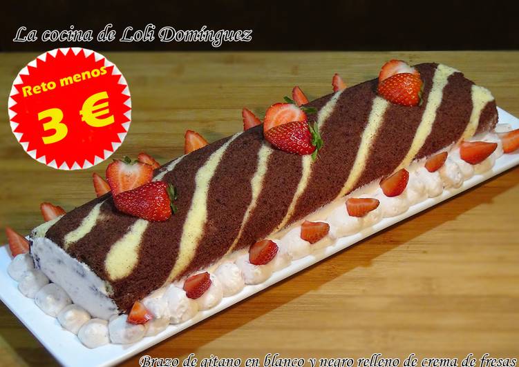 Brazo de gitano en blanco y negro relleno de crema de fresas