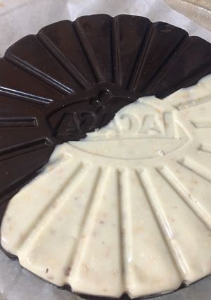 Una foto de Torta de chocolate rellena de frutos secos