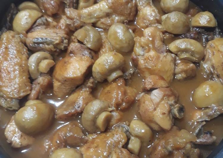 Pollo en salsa con champiñones