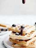 Waffles veganos con salsa de chocolate