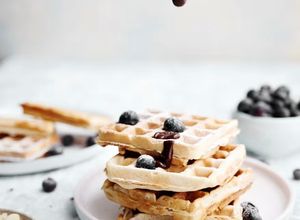 Una foto de Waffles veganos con salsa de chocolate