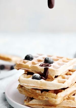 Una foto de Waffles veganos con salsa de chocolate