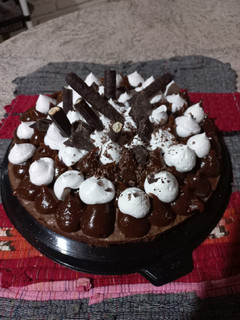 Una foto de Torta brownie con crema chantilly 😘