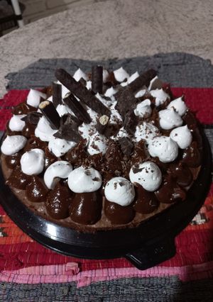 Una foto de Torta brownie con crema chantilly 😘
