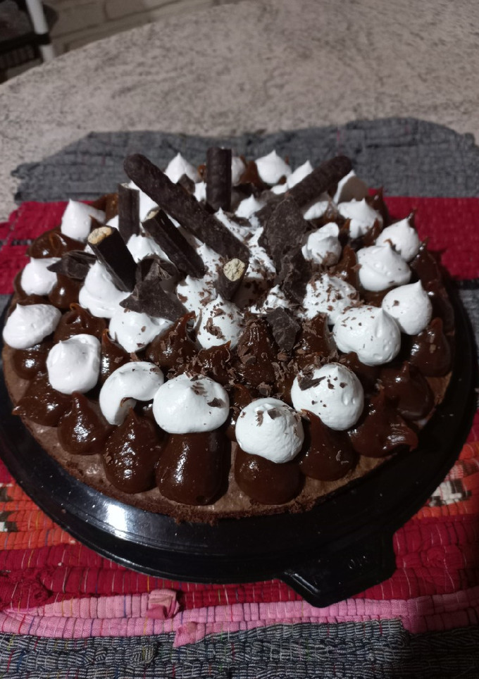 Una foto de Torta brownie con crema chantilly 😘