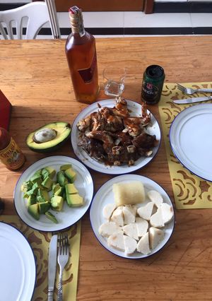 Una foto de Alitas y costilla de res con salsa BQ