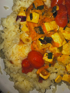 Una foto de Arroz salteado con tofu, cherrys y zanahoria