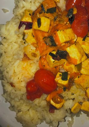 Una foto de Arroz salteado con tofu, cherrys y zanahoria