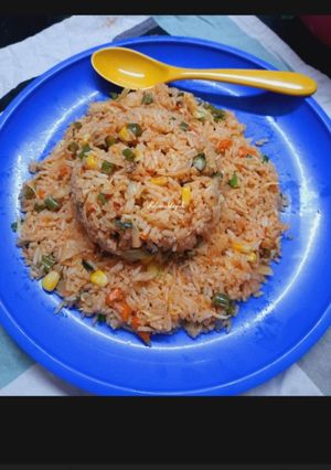 शेजवान फ्राईड राईस (schezwan Fried Rice recipe in marathi) रेसिपी चे मुख्य फोटो 