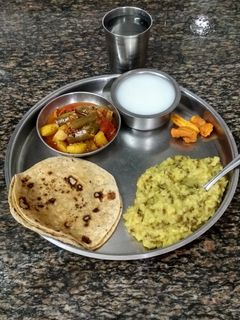 સાંજની ગુજરાતી થાળી રેસીપી મુખ્ય ફોટો
