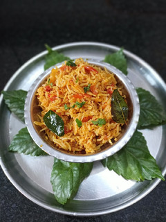 ટોમેટો રાઈસ (Tomato Rice Recipe In Gujarati) રેસીપી મુખ્ય ફોટો