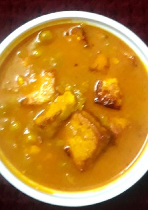 A picture of Matar Paneer.