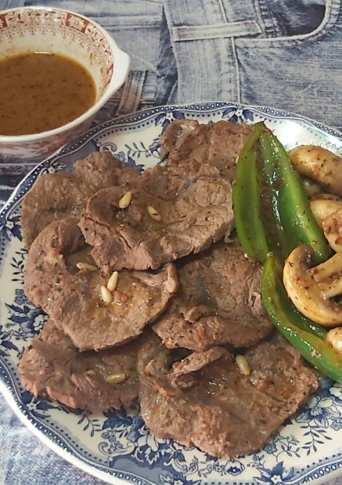Una foto de Filetes de ternera con salsa de anchoas