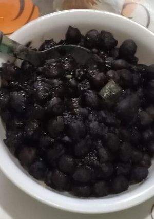 A picture of Black chana.