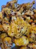 Tiras de pollo picante acompañadas con salsa de cítricos y miel