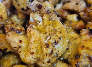 Foto principal de Tiras de pollo picante acompañadas con salsa de cítricos y miel